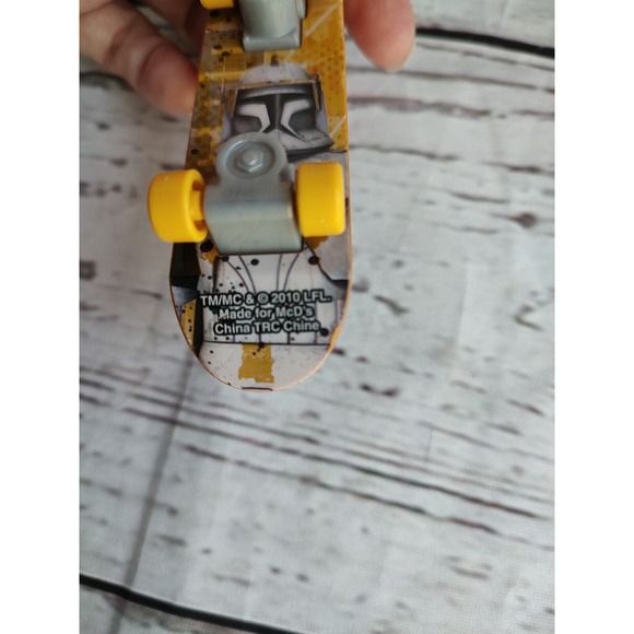 Star Wars 2010 Clone Wars Finger Board Obi-Wan & Cody McDonalds Skateboard - Picture 2 of 4